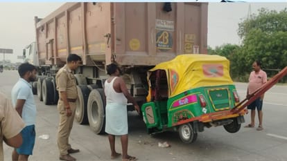 Many people injured in road accident in Varanasi when auto collided with dumper