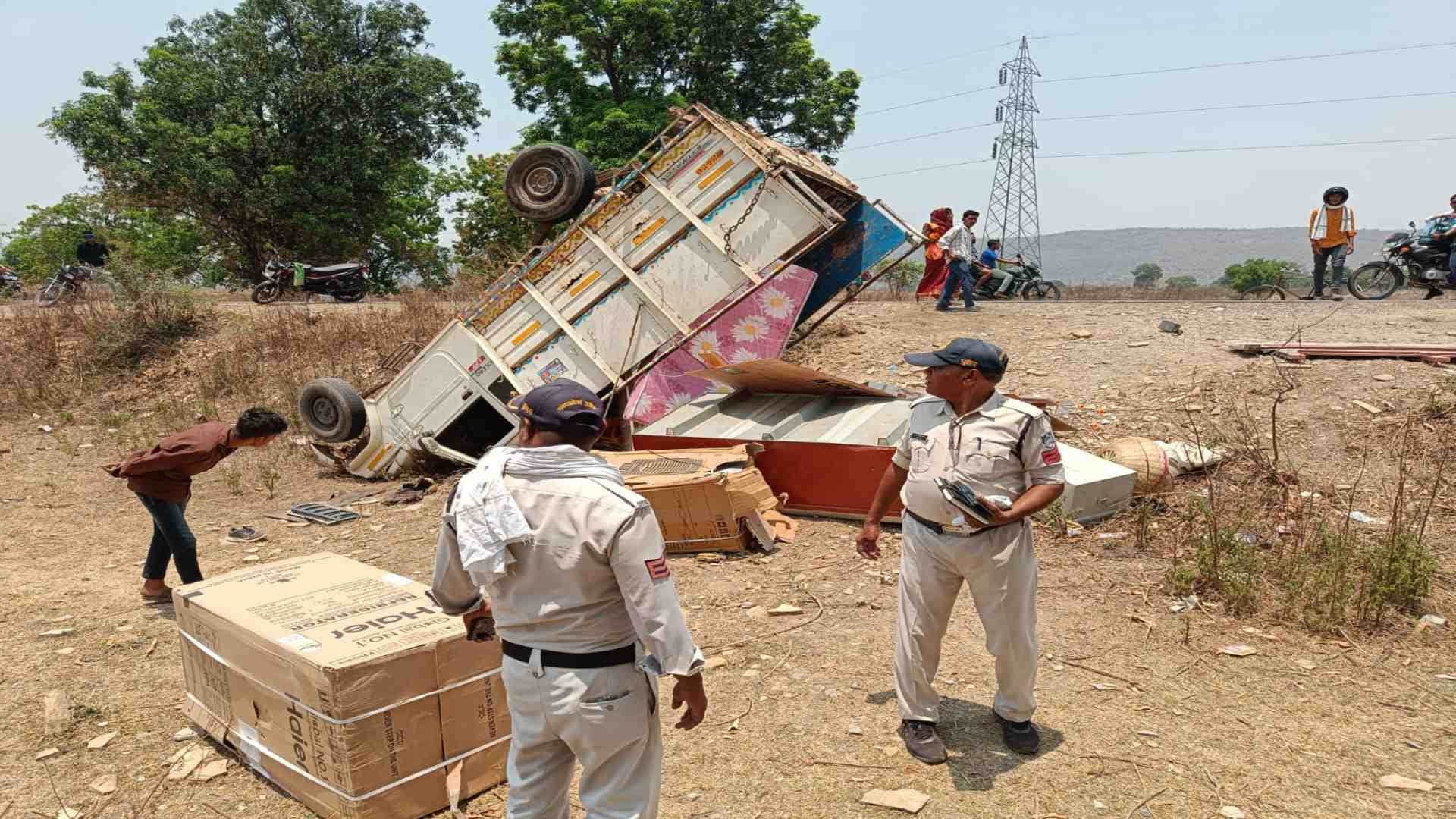 हादसे के बाद पलटा वाहन और बिखरा सामान।