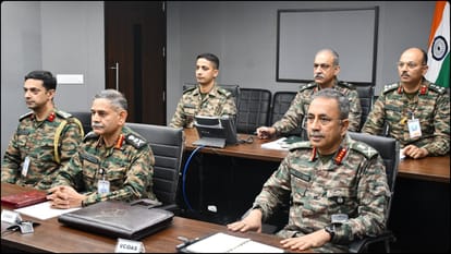 सीजफायर के बाद समीक्षा करते सेना प्रमुख जनरल उपेंद्र द्विवेदी