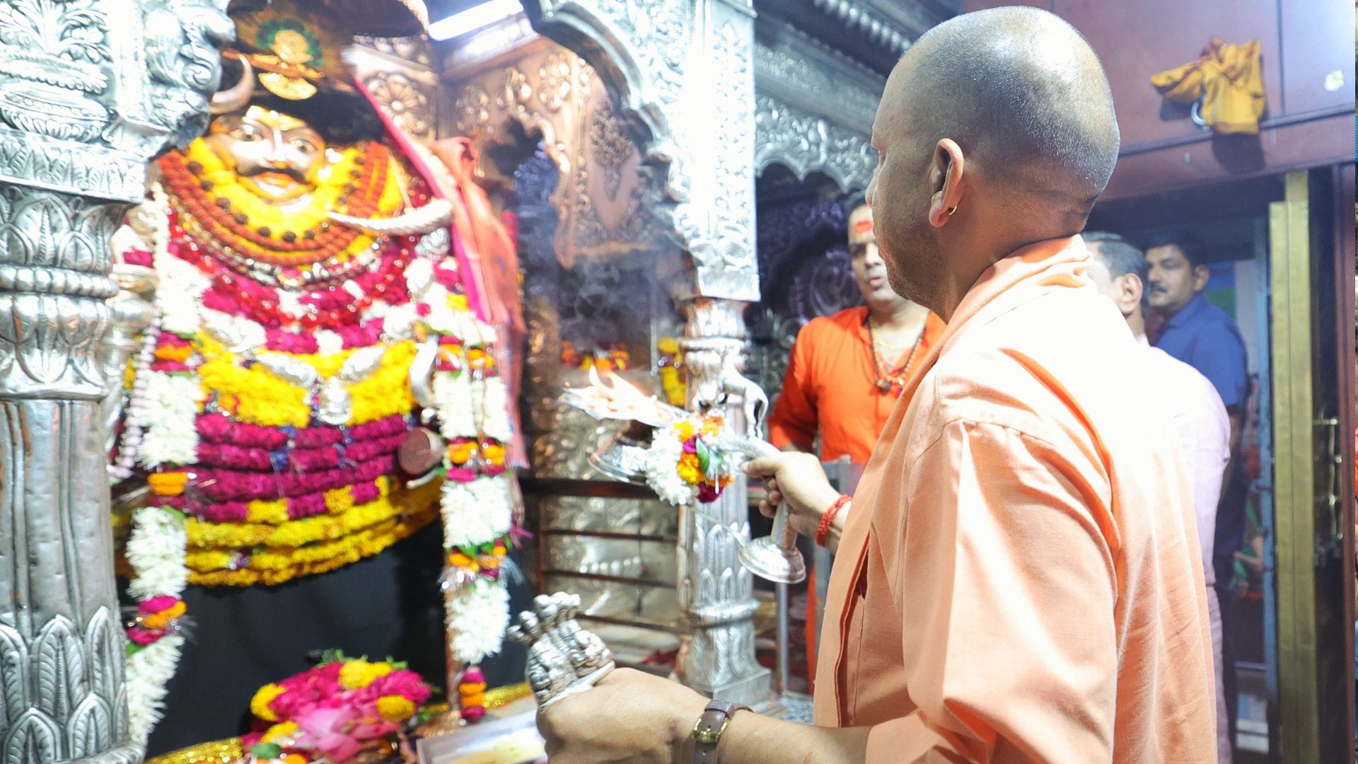 CM Yogi Adityanath Visit varanasi see latest photos of cm yogi in kashi vishwanath temple