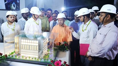 Chief Minister on Kashi tour visited Baba Vishwanath and Kaal Bhairav