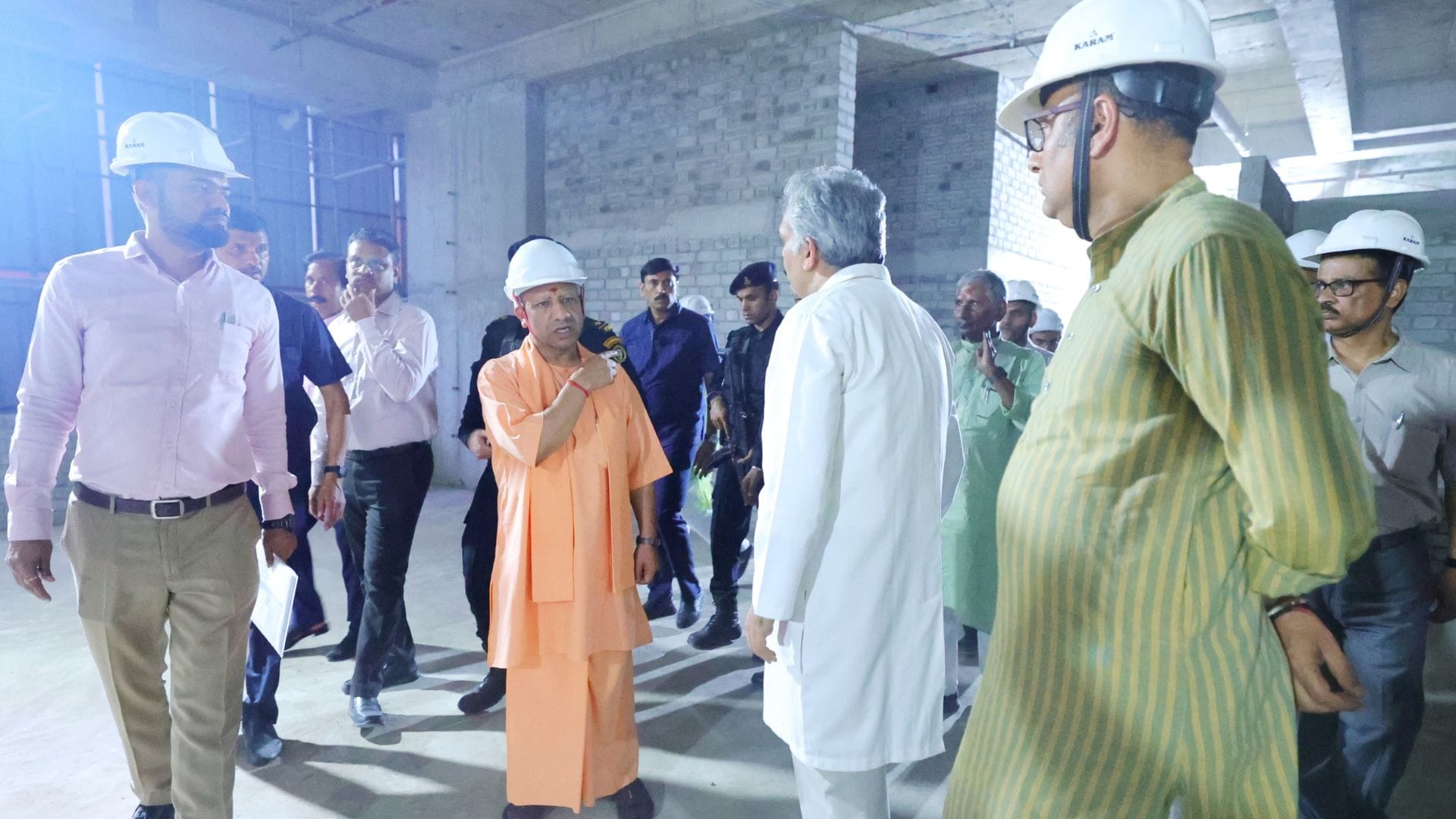 CM Yogi Adityanath Visit varanasi see latest photos of cm yogi in kashi vishwanath temple