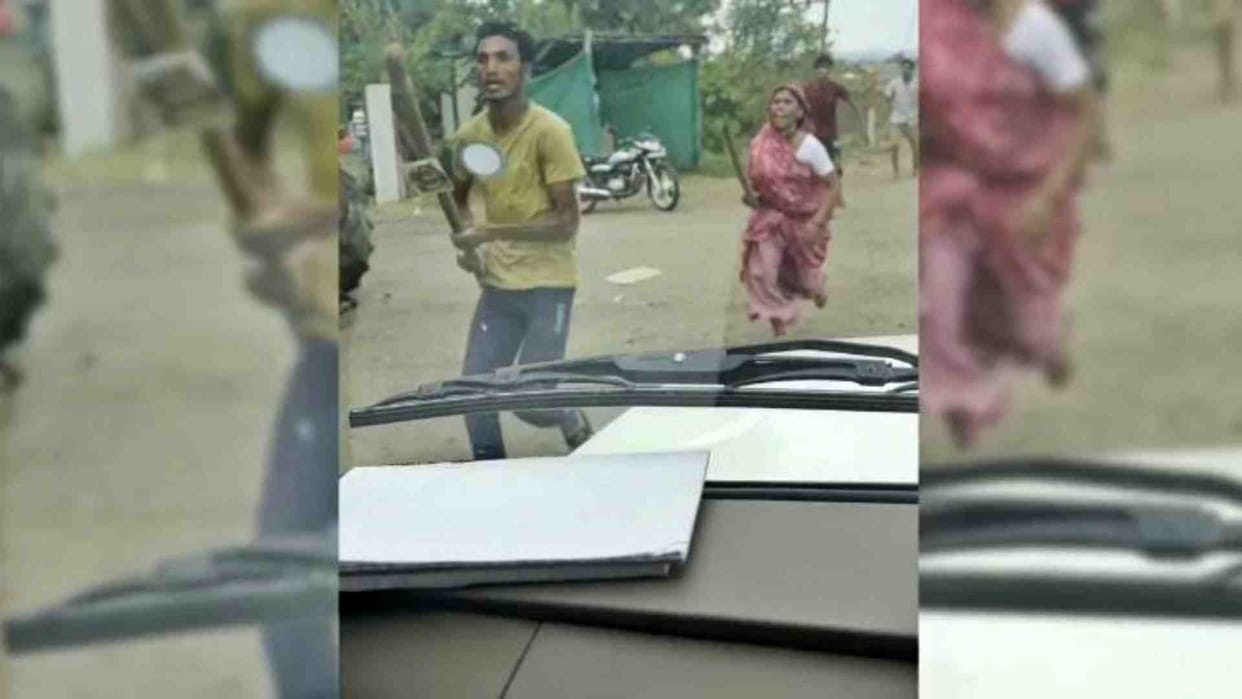 Khandwa News: Encroachers attacked forest staff with sticks and stones