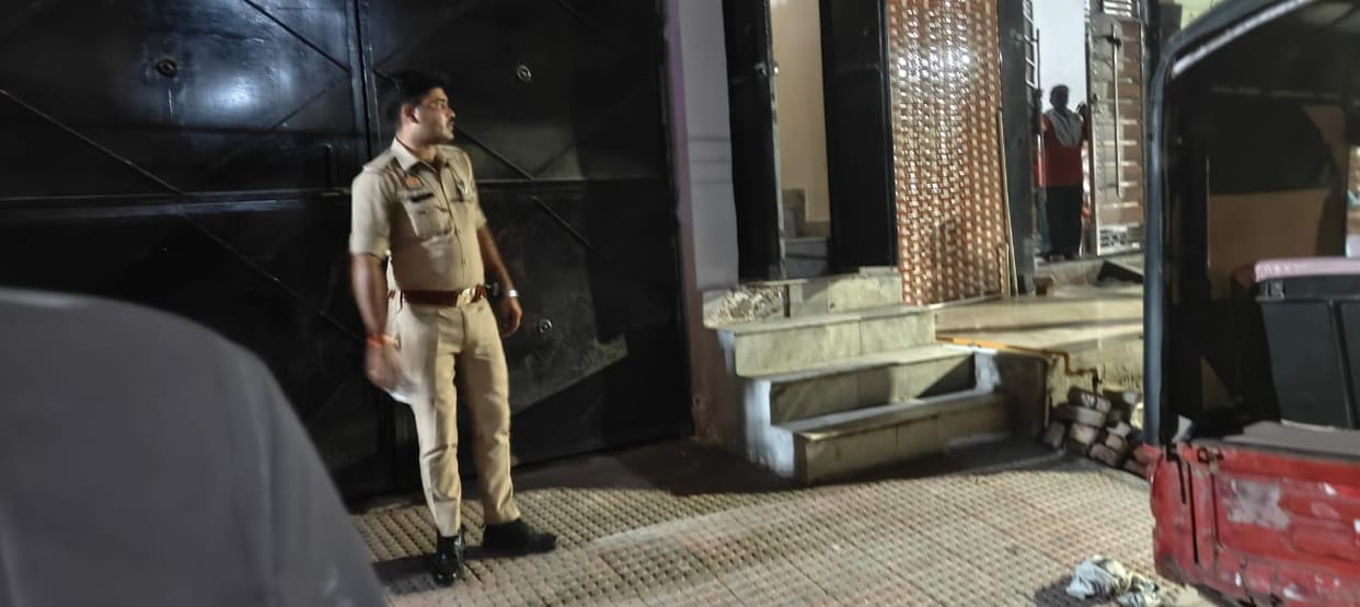 Dead body of youth found hanging from noose
