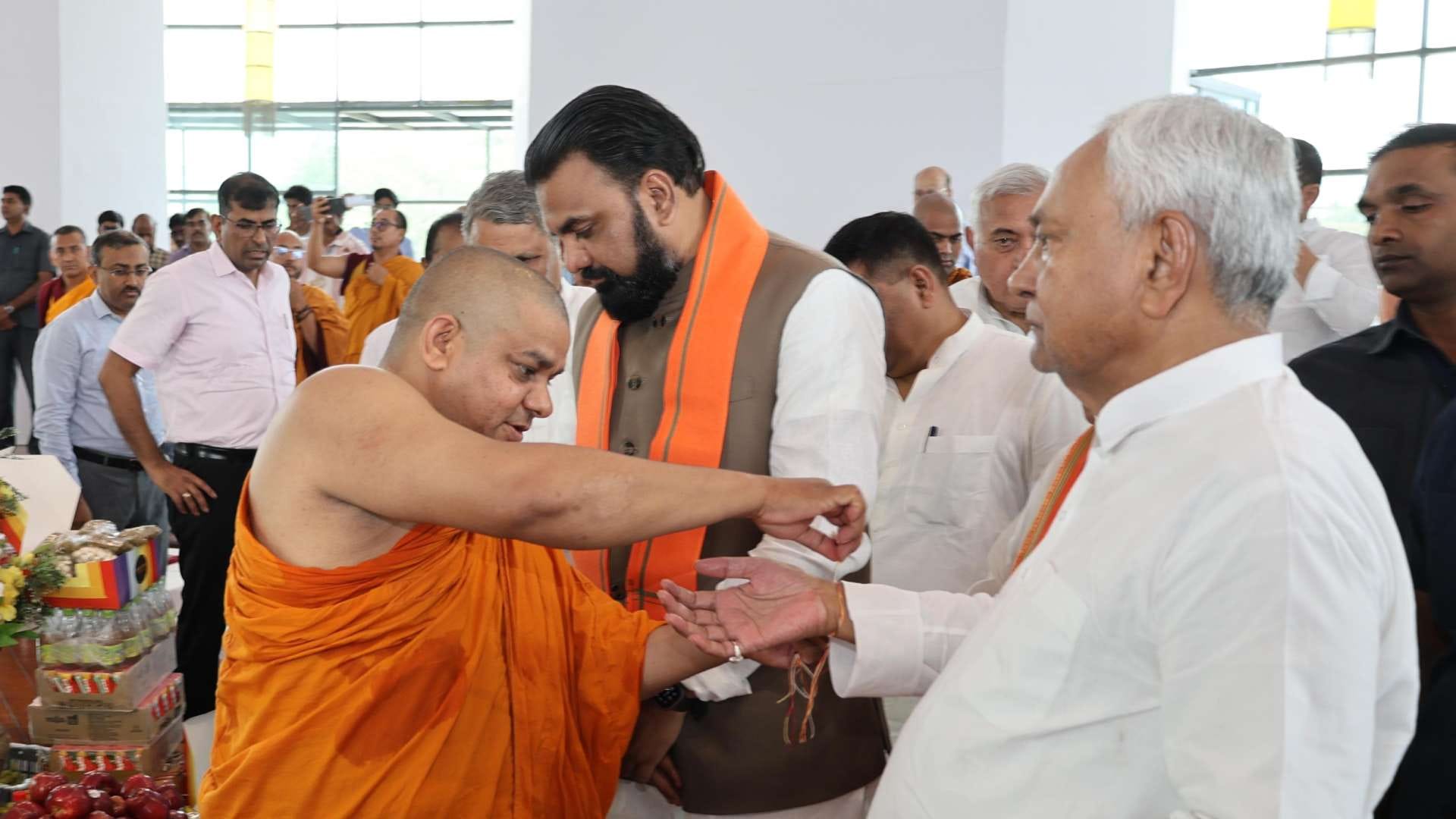 Bihar: On Buddha Purnima, CM Nitish prayed for peace and prosperity, offered prayers at Smriti Park