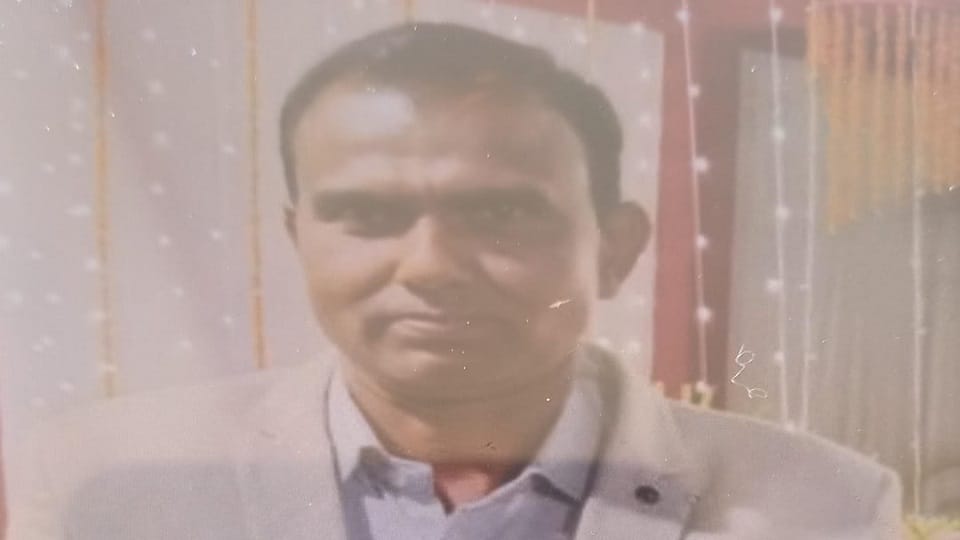 Transporter who was removing the tarpaulin of truck died due to electric shock