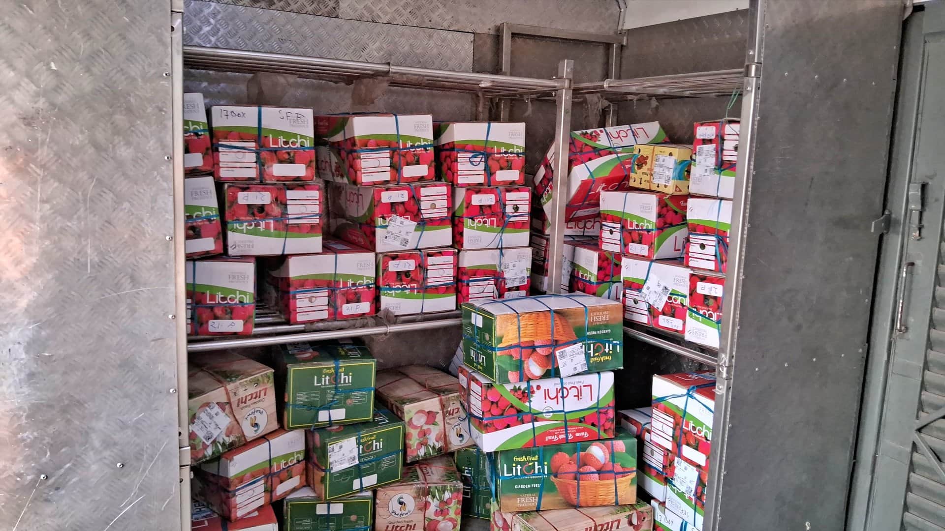 Muzaffarpur: First consignment of Shahi litchi reached Mumbai by Pawan Express, traders expect better prices