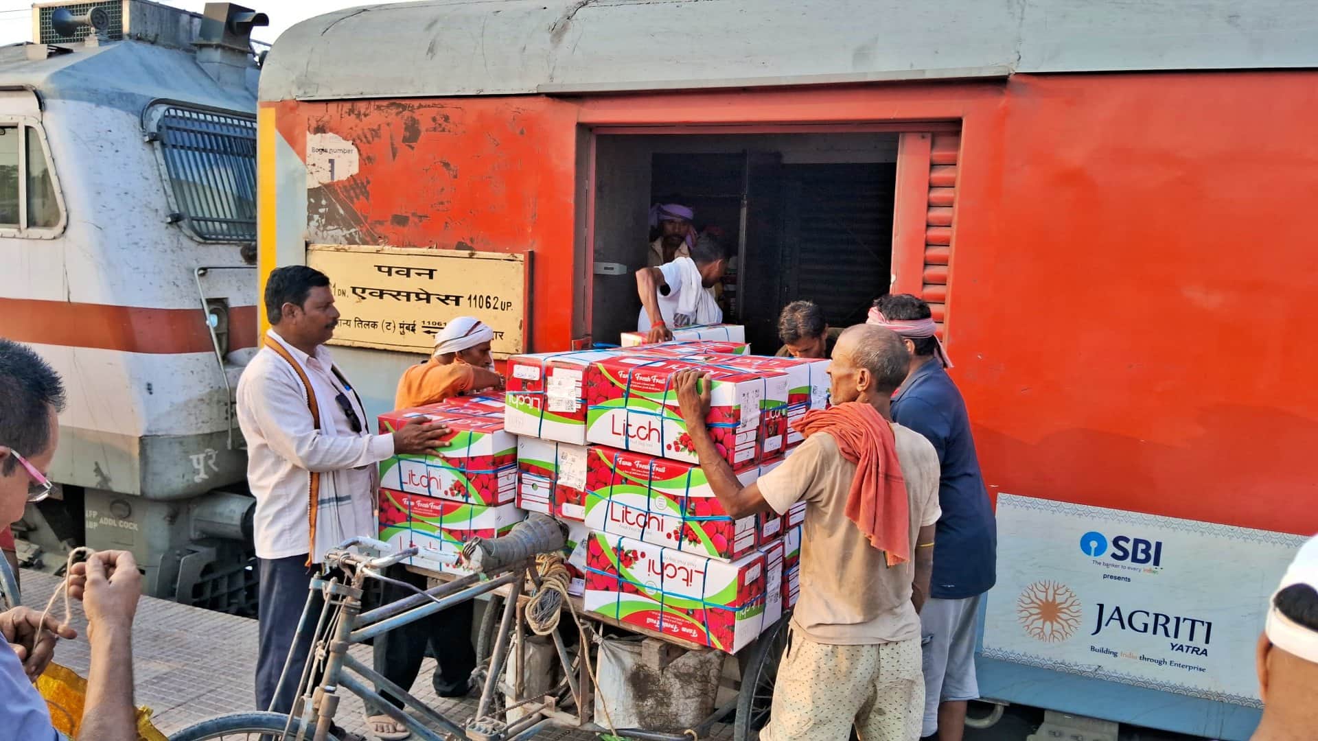Muzaffarpur: First consignment of Shahi litchi reached Mumbai by Pawan Express, traders expect better prices