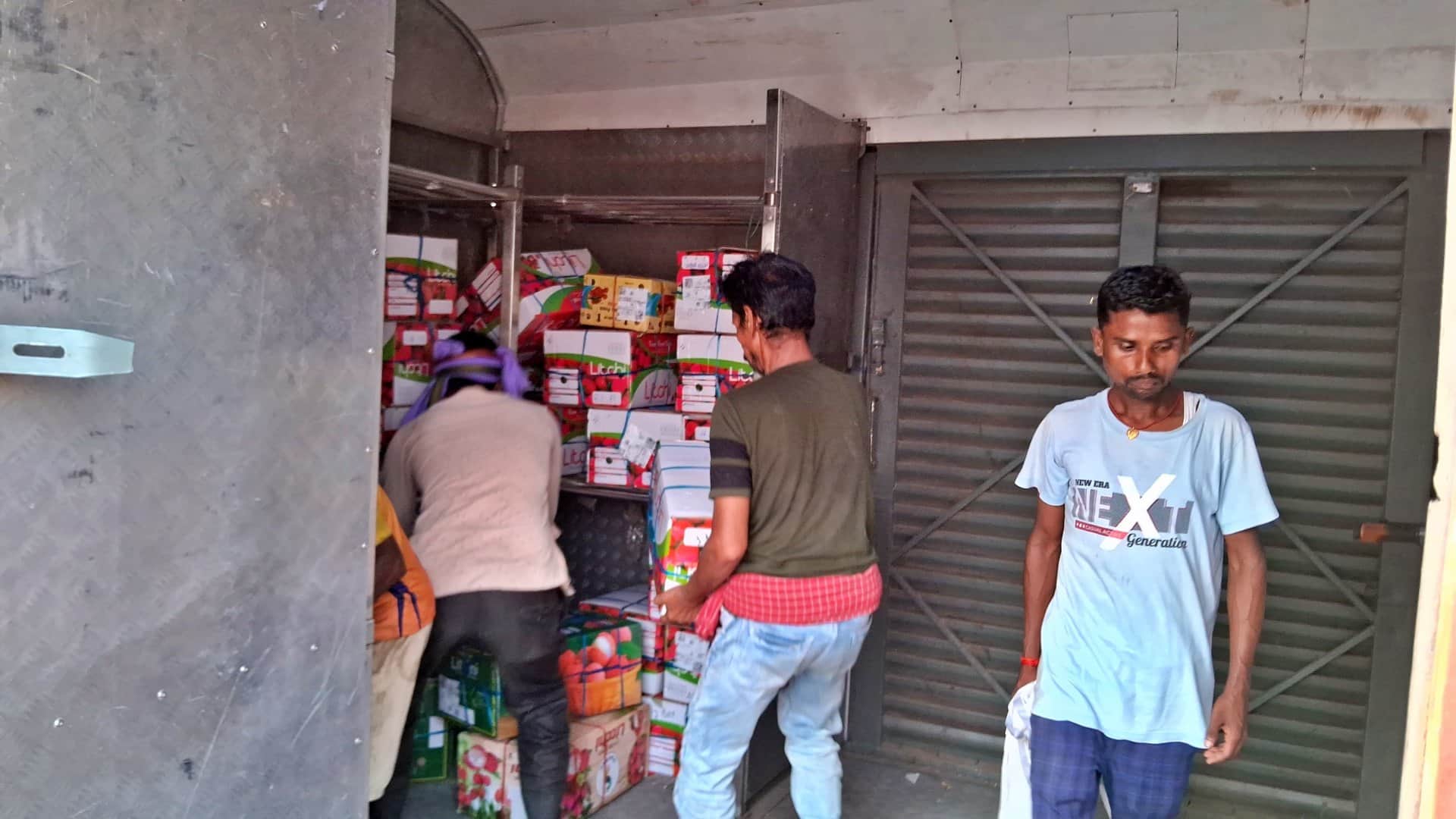 Muzaffarpur: First consignment of Shahi litchi reached Mumbai by Pawan Express, traders expect better prices