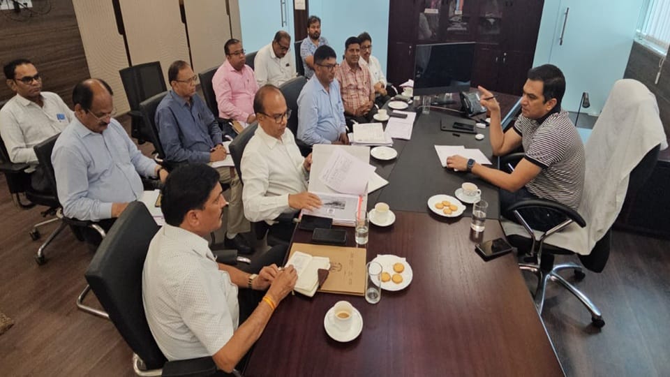 Aligarh Municipal Commissioner gave ultimatum for cleaning the drain