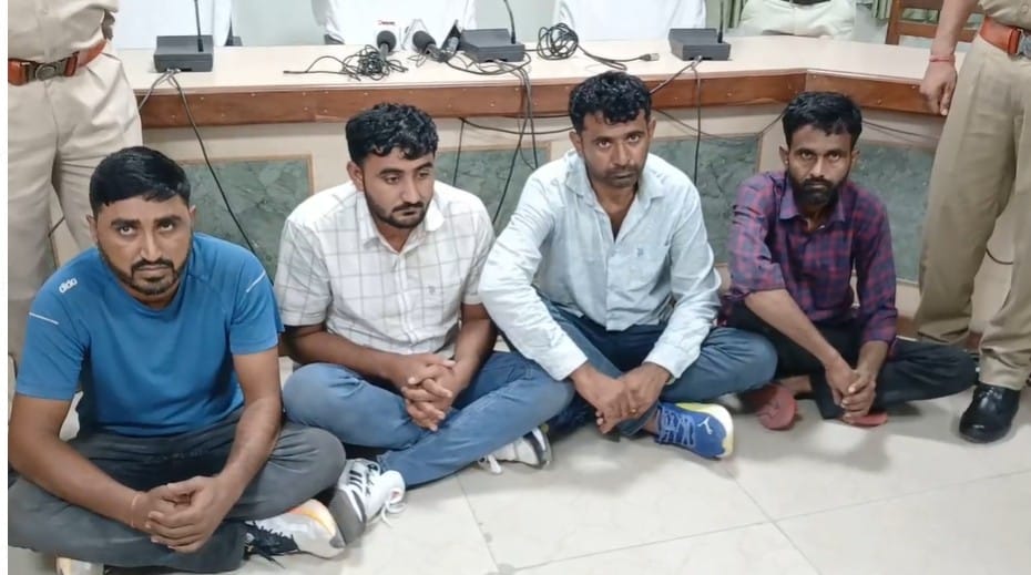 पुलिस की गिरफ्त में आरोपी
