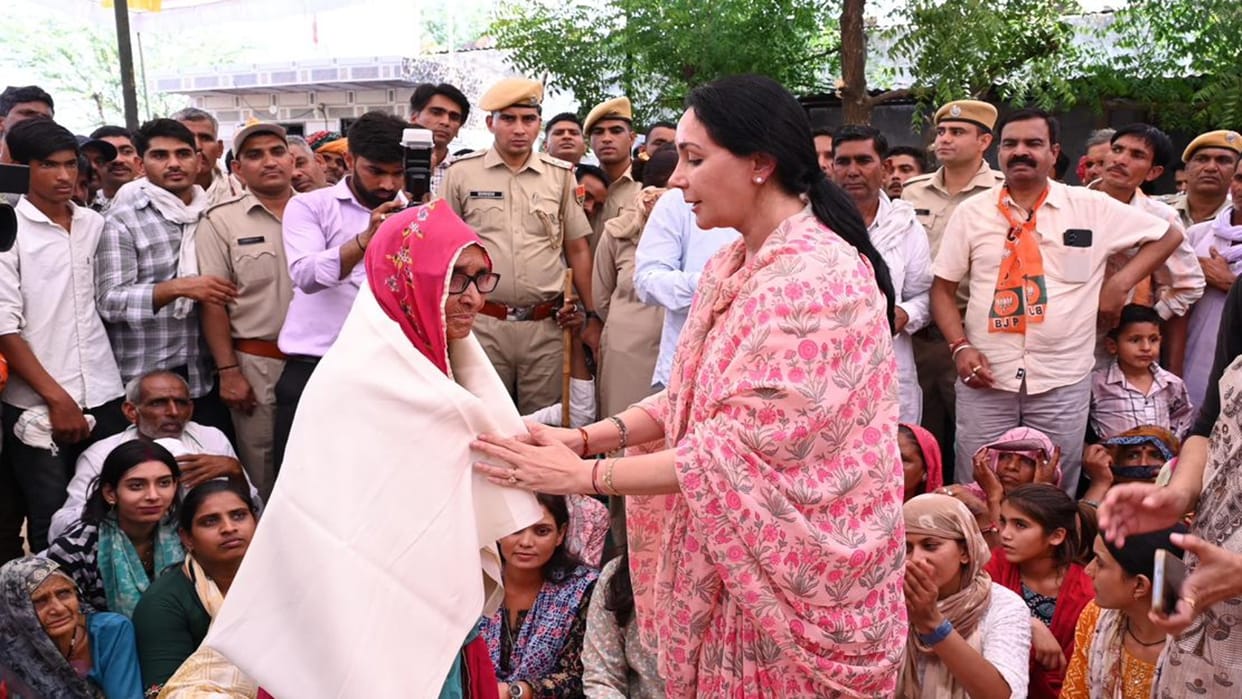 Ajmer: Midwife Delivering Babies for 60 Years, 2800 Lives Delivered, Deputy CM Touches Her Feet in Tribute