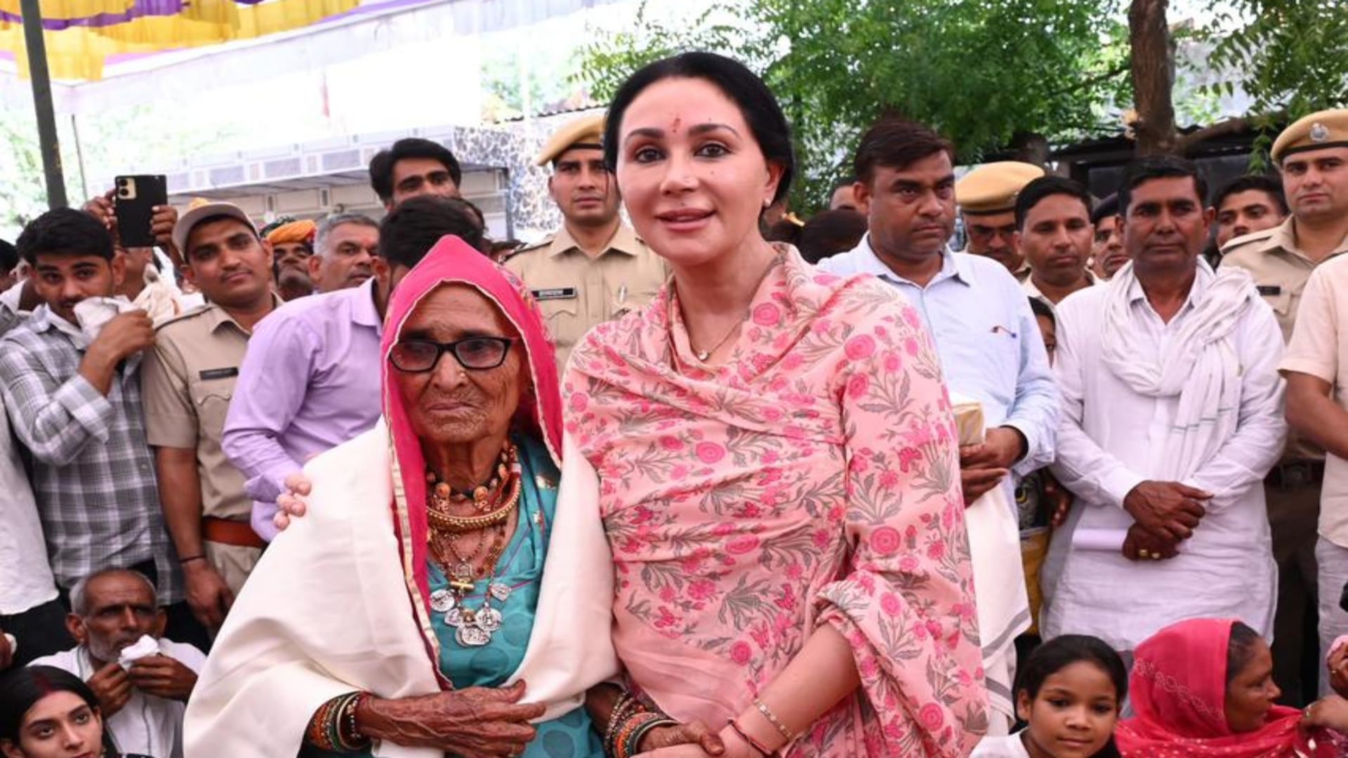 Ajmer: Midwife Delivering Babies for 60 Years, 2800 Lives Delivered, Deputy CM Touches Her Feet in Tribute