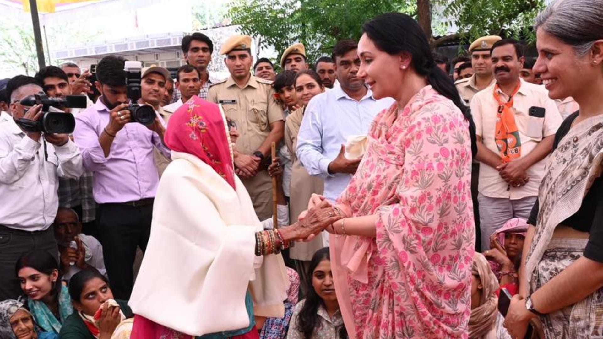 Ajmer: Midwife Delivering Babies for 60 Years, 2800 Lives Delivered, Deputy CM Touches Her Feet in Tribute
