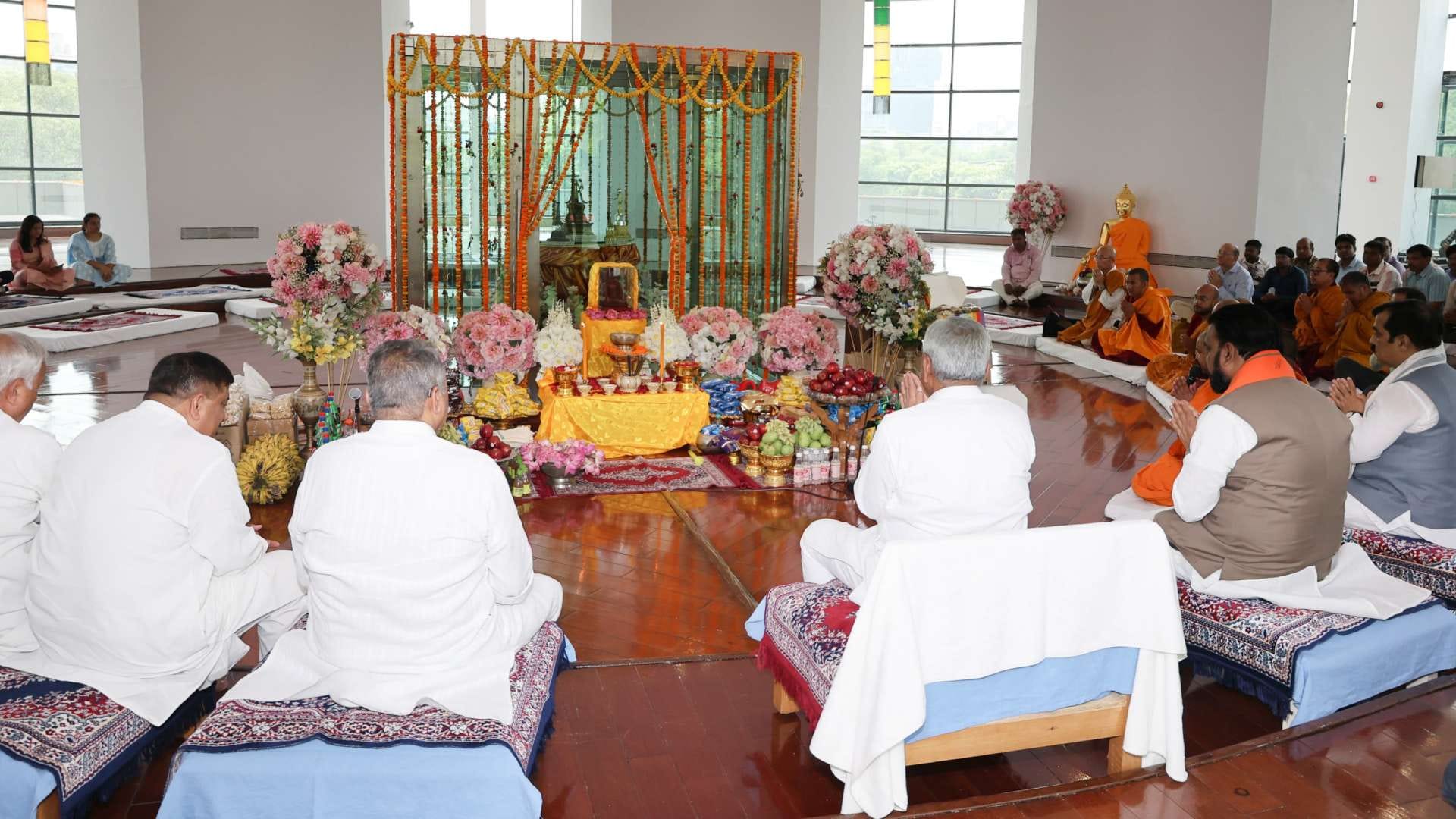 Bihar: On Buddha Purnima, CM Nitish prayed for peace and prosperity, offered prayers at Smriti Park
