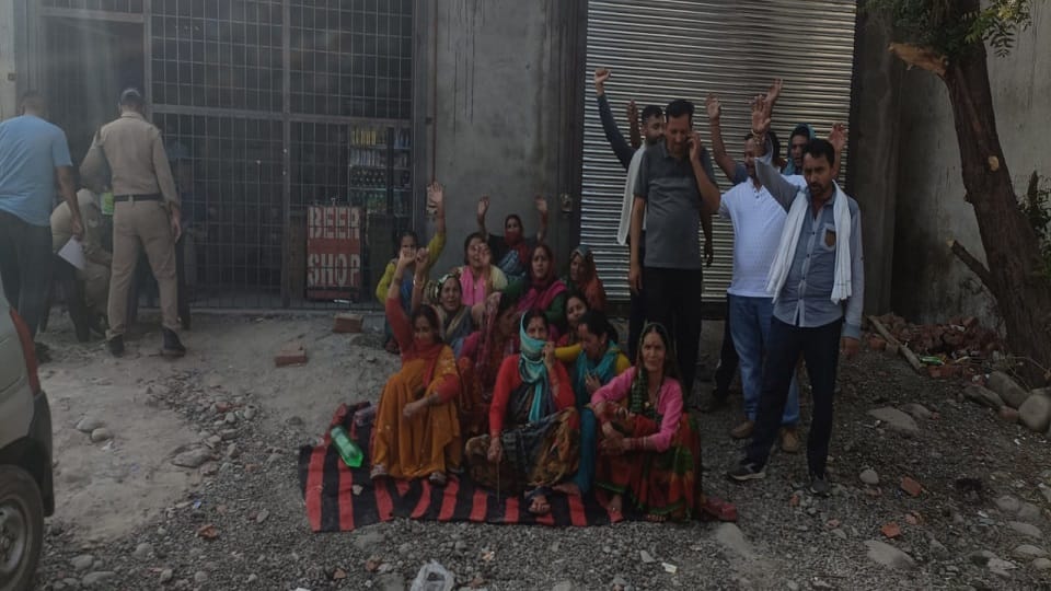 Women protesting against opening of a new liquor shop in Umedpur Haldwani
