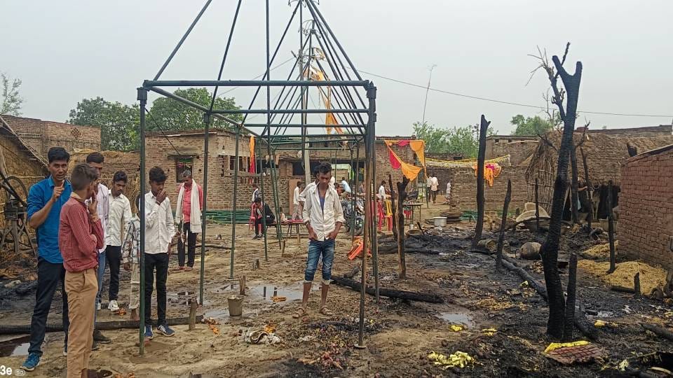 cook was preparing food for baraatis In Shravasti three cylinder blasts burnt down seven houses
