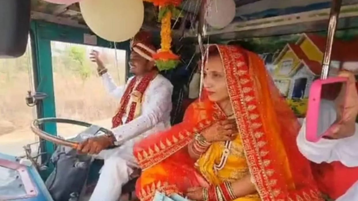 The groom brought the wedding procession not in a car or helicopter but in a moving truck Video Viral