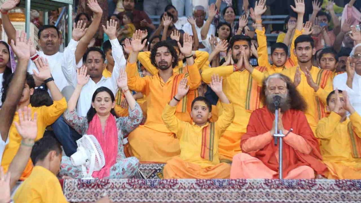 Actress Smita Bansal reached Parmarth Niketan Ganga Aarti