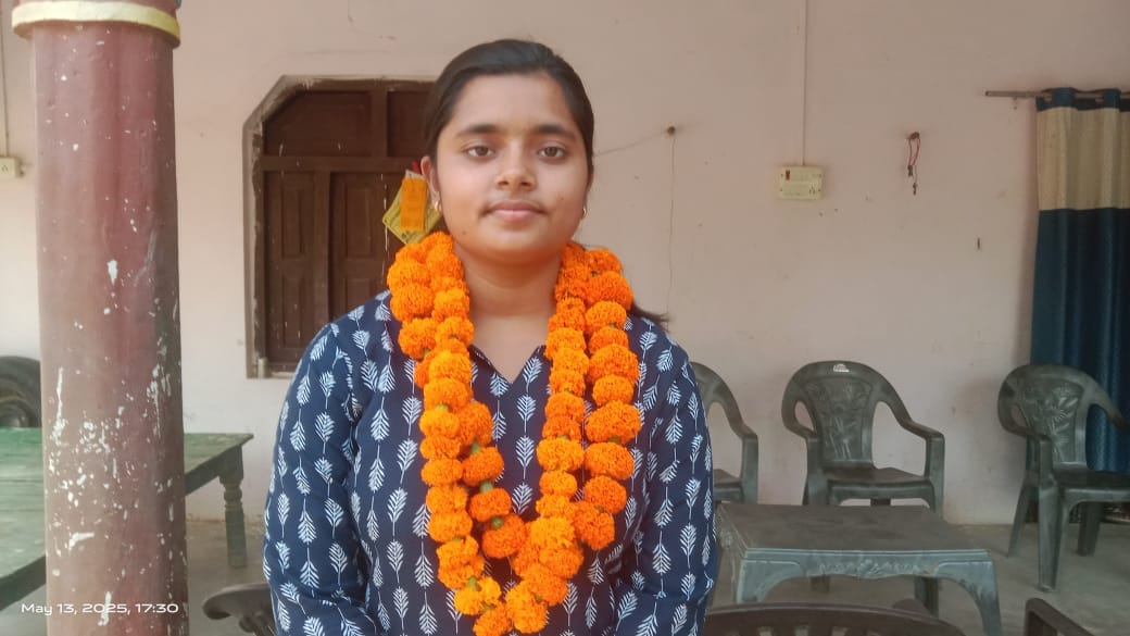 BC Sakhi's daughter Anshika Yadav became the second topper of the district.