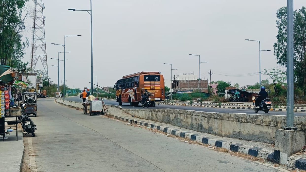 Bus stand on Bangra-Jhansi-Khajuraho highway is dirty and lacking