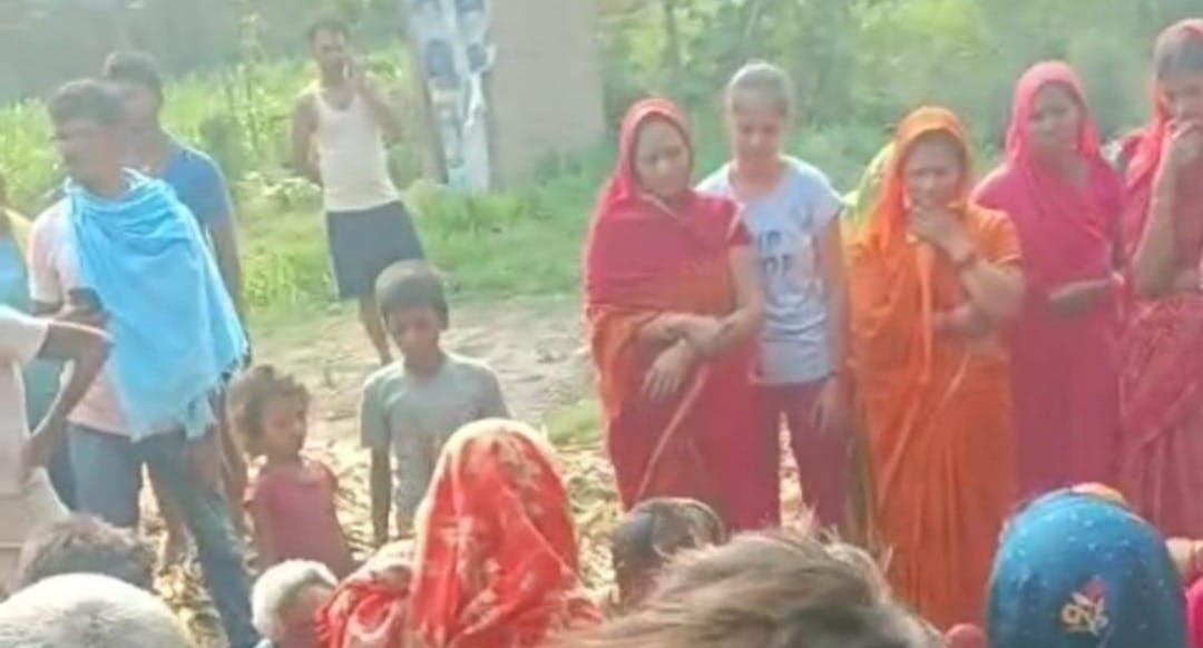 घटना के बाद लगी भीड़।