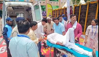 एंबुलेंस से सांसद को अस्पताल में भर्ती करवाया गया।