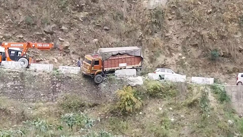 Badrinath Highway Accident truck going from Rishikesh to Karnaprayag lost control and hung towards ditch