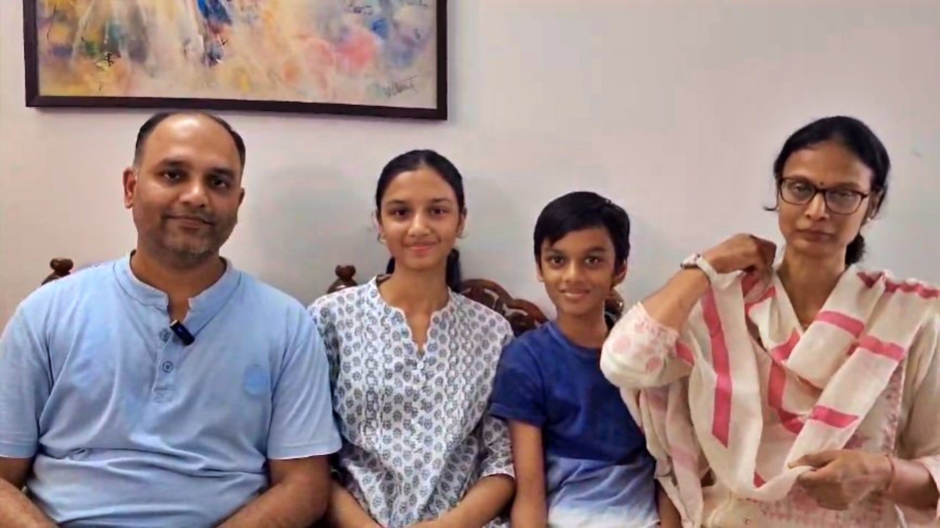 अपने माता-पिता और भाई के साथ छात्रा अद्विता जैन