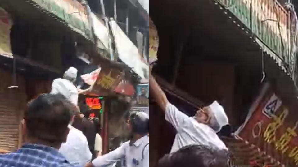 Moradabad: Municipal Corporation pasted notice on Congress office, declared it a dilapidated building