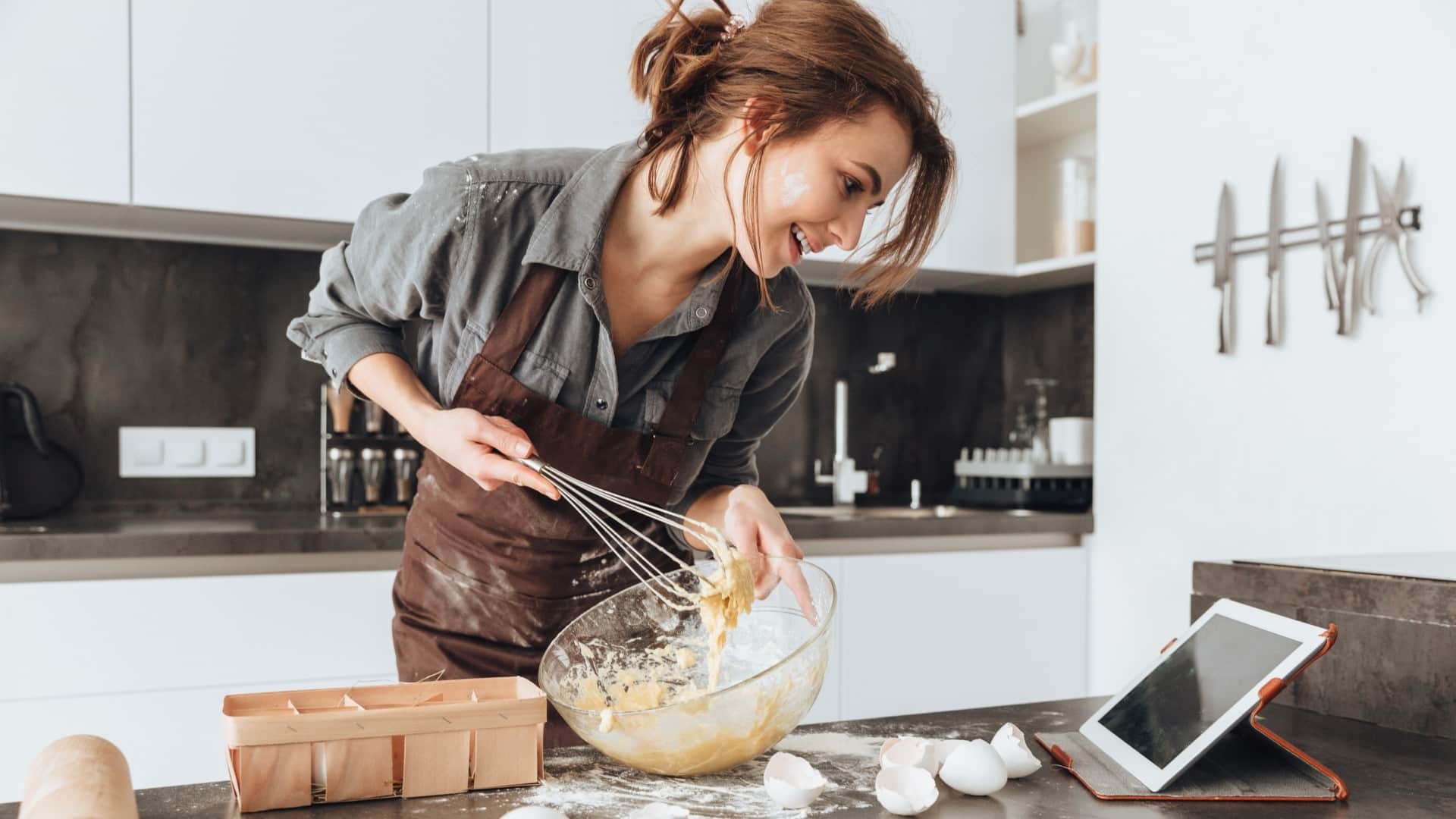 Low Investment Business Ideas for Women to Start in January 2026 beauty parlor to cloud kitchen