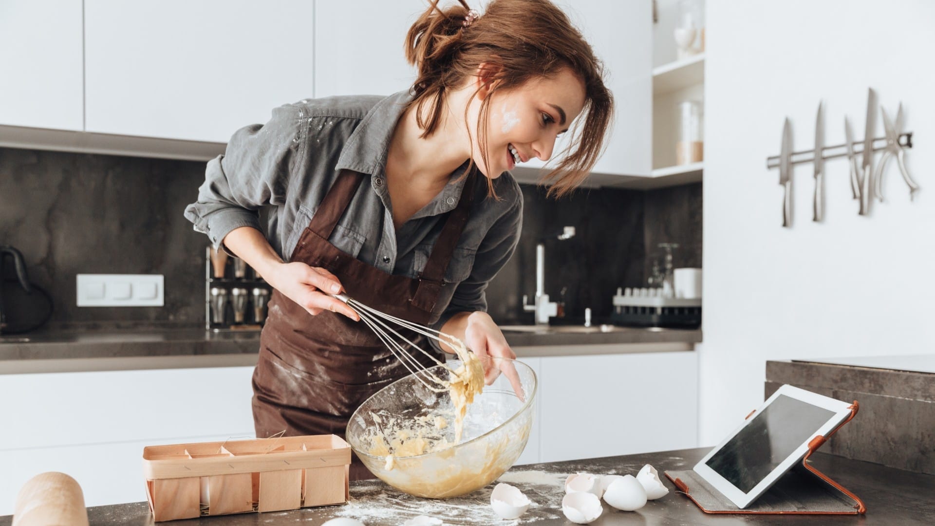 Low Investment Business Ideas for Women to Start in January 2026 beauty parlor to cloud kitchen