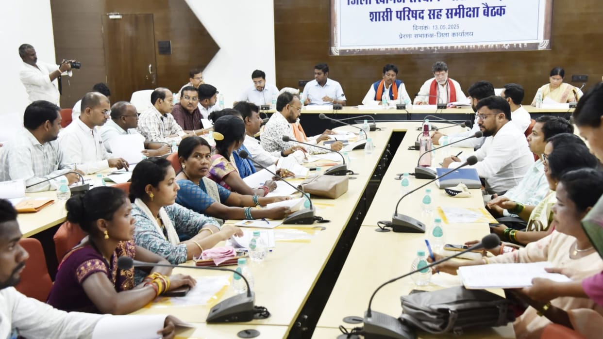 Review of development works in DMFT meeting held in Jagdalpur