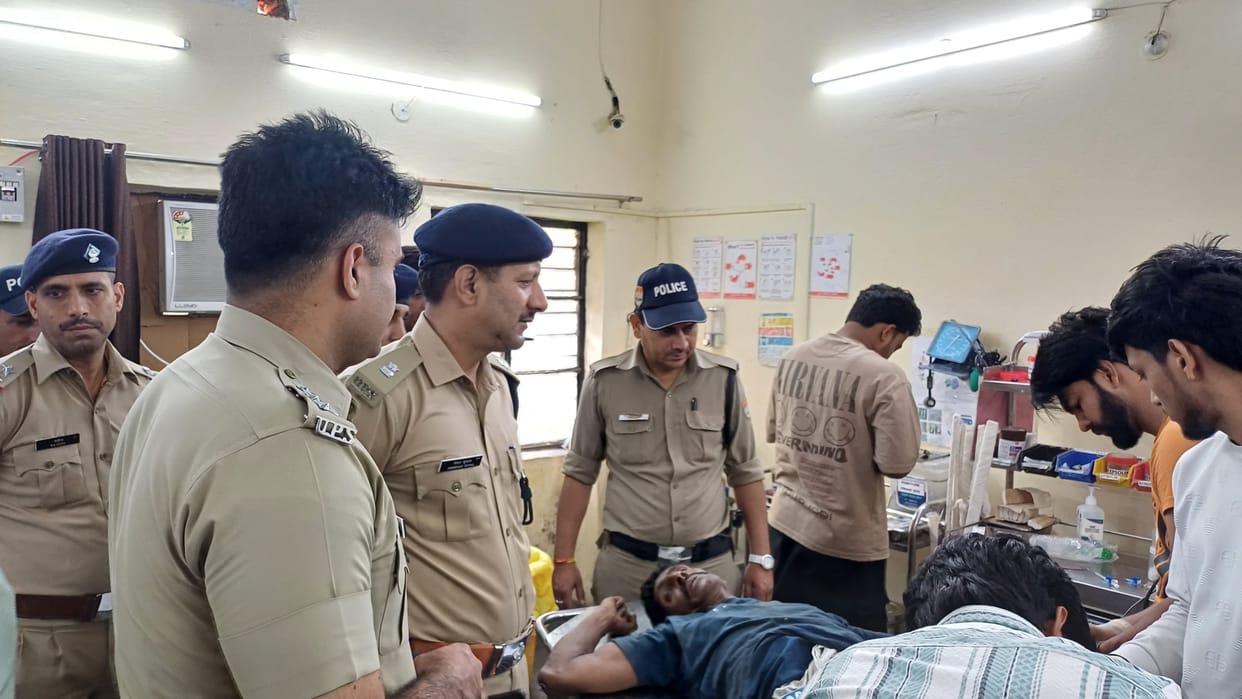 Roorkee Encounter between police and cow smugglers in Rolahera forest accomplice absconding