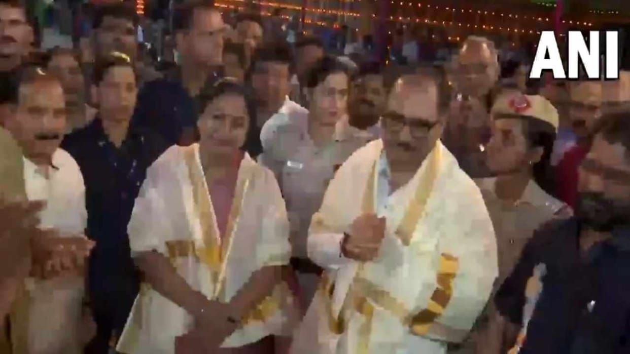 CM Rekha and Virendra Sachdeva performed puja at North Guruvayurappan temple