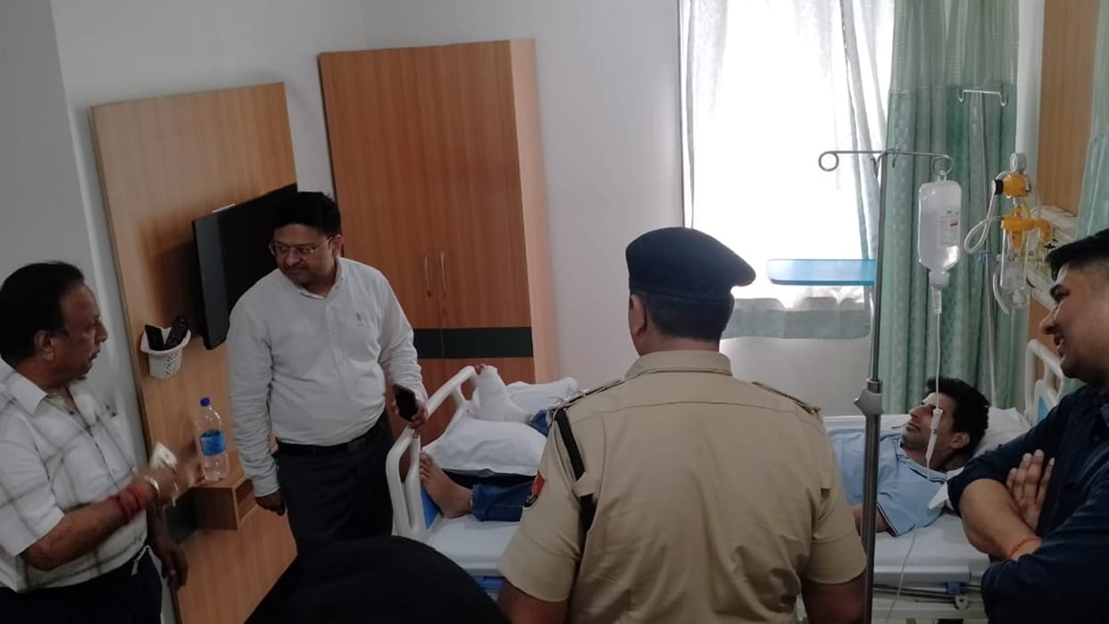 Firing at Bank of Baroda in Panipat: A young man was shot, police caught the guard; rifle fell from shoulder