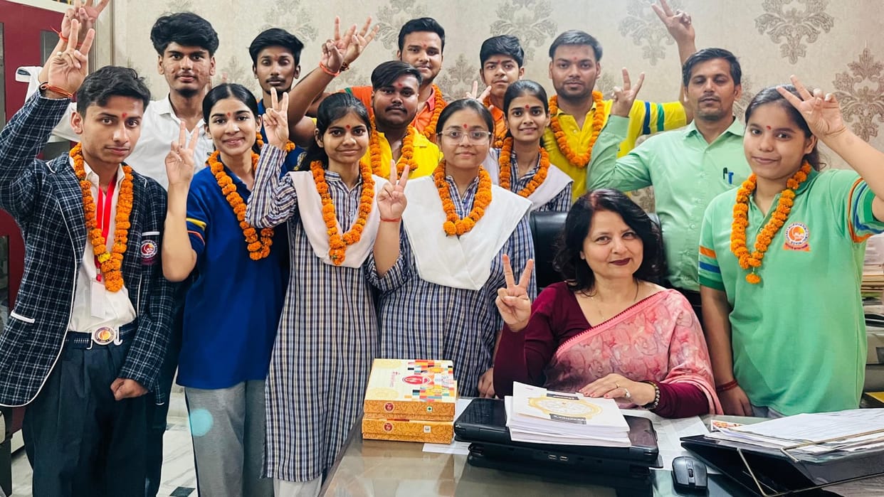 CBSE Result Gonda: Aaradhya in Inter and Prabhav in High School became district toppers, bright faces lit up a
