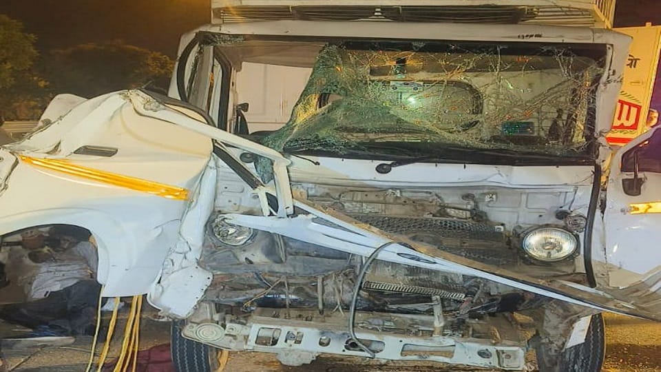 Accident on Yamuna Expressway Tata Magic car collided with an unknown vehicle three people injured