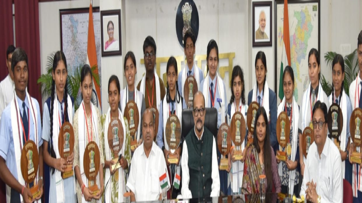 CG Board Toppers: Brilliant students met the Governor, Ramen Deka gave them incentives of Rs 5,000 each