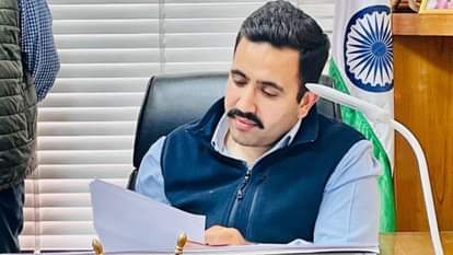 लोक निर्माण मंत्री विक्रमादित्य सिंह (फाइल फोटो)।