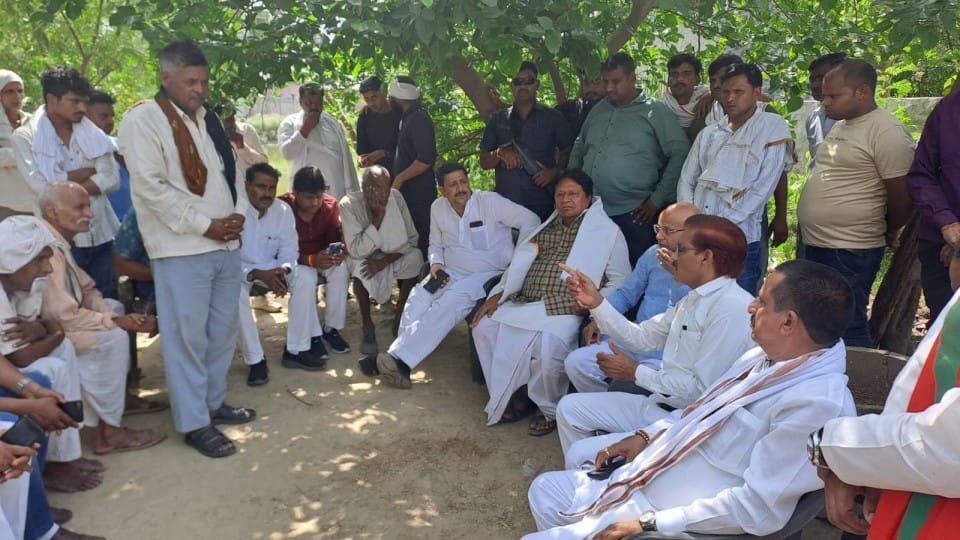 Ramji Lal Suman met the family members of the deceased child