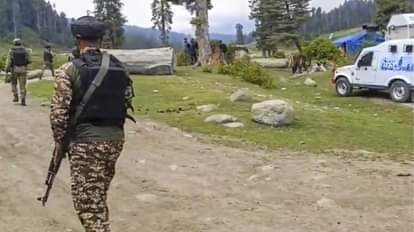 जम्मू-कश्मीर के शोपियां में मंगलवार को आतंकियों को मार गिराने के बाद भी सुरक्षाबलों का अभियान जारी।