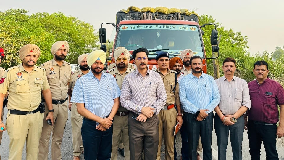 पुलिस के कब्जे में ट्रक।