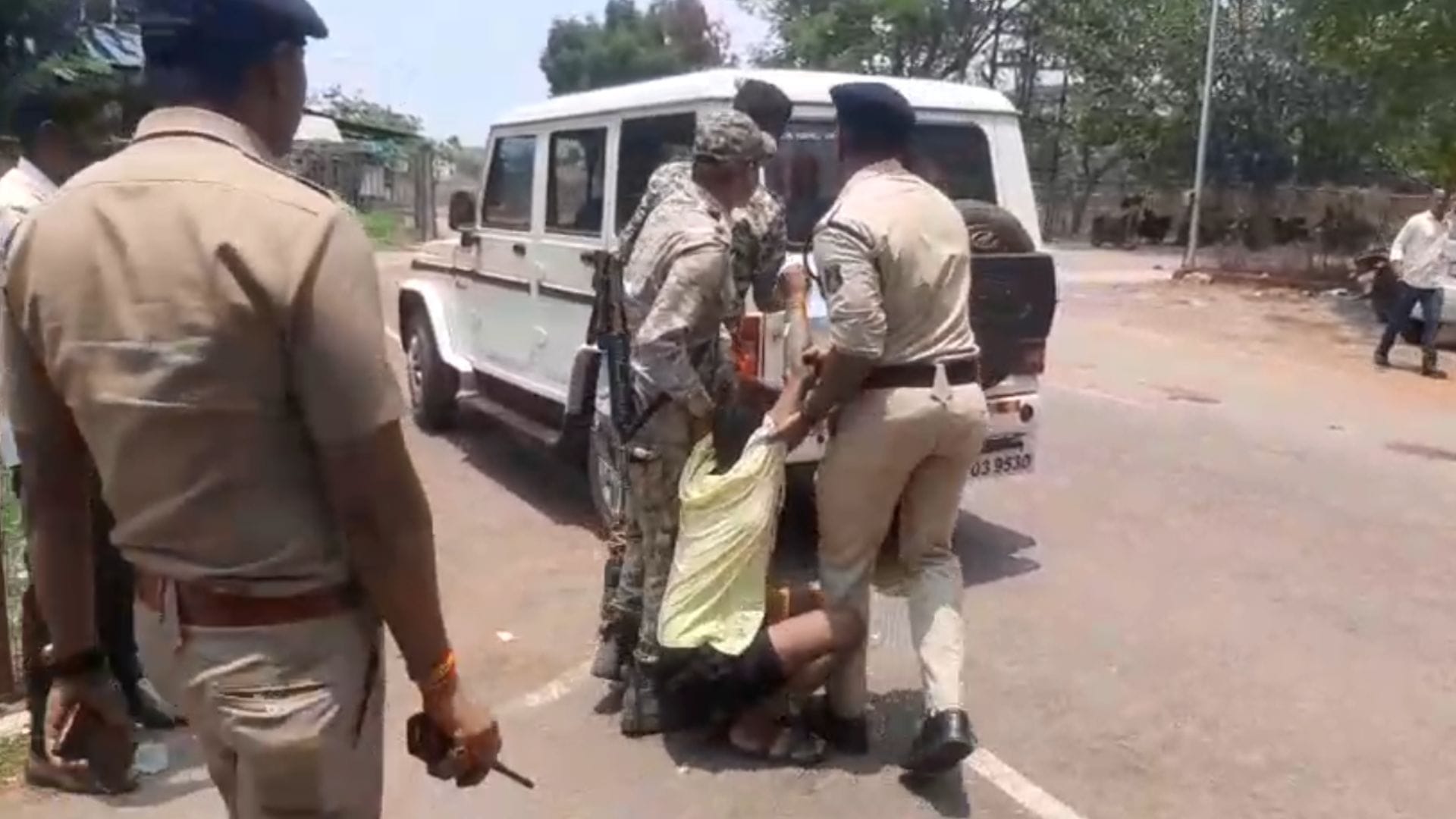 पुलिस ने युवक को हिरासत में लिया