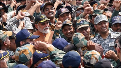 Operation Sindoor: Prime Minister Modi reached Adampur Airbase, met the soldiers