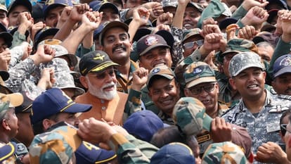 आदमपुर एयरबेस पहुंचे पीएम नरेंद्र मोदी