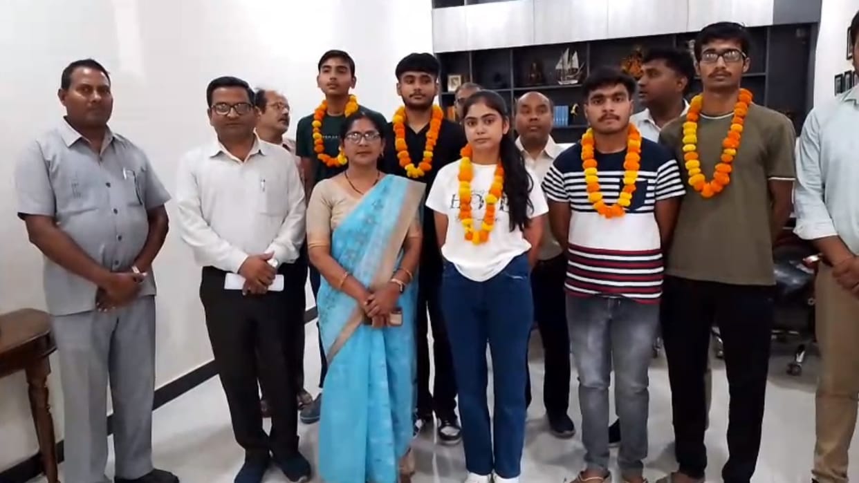 Raebareli: girls shine in high school and intermediate, Ayat and Priyanshi top