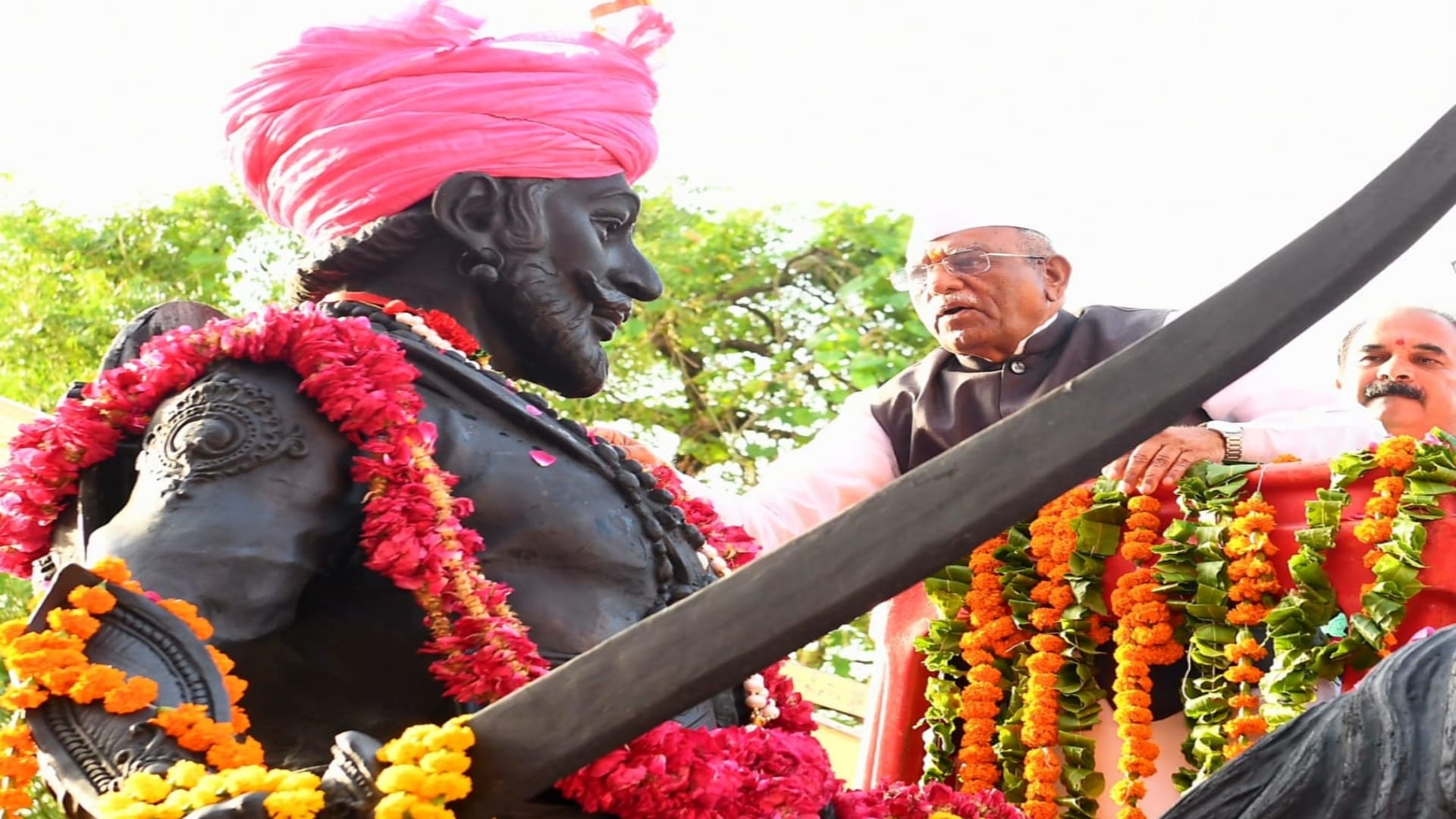 Rajasthan News: Chhatrapati Sambhaji Maharaj’s Statue Reaches Raj Bhavan, Governor Welcomes with Garland