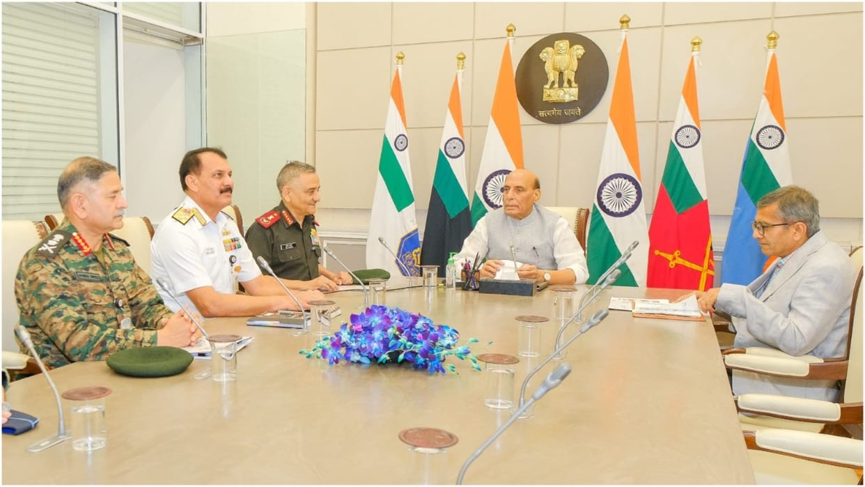 Rajnath Singh held an important meeting to review the security situation News In Hindi