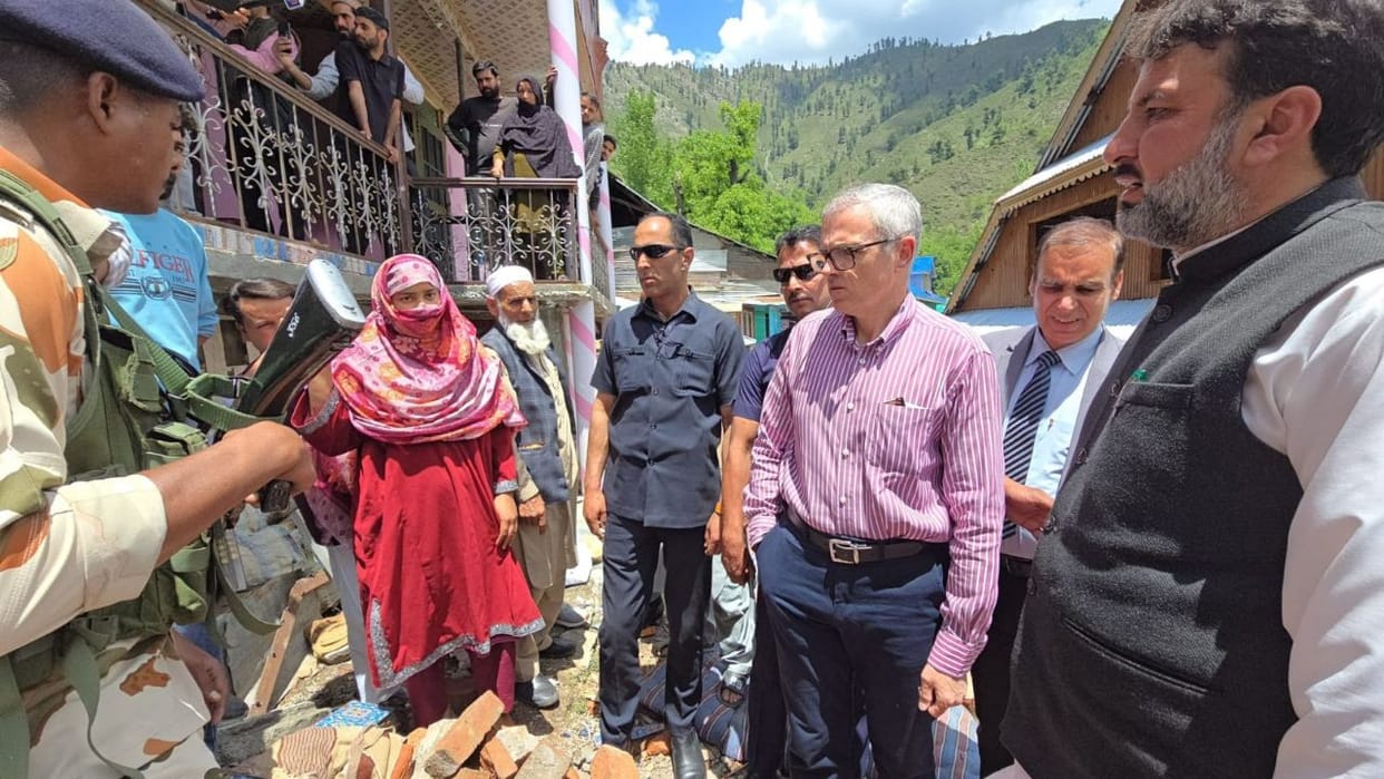 Kashmir: Chief Minister reached Kupwara, Omar Abdullah visited Tangdhar; met the shelling victims